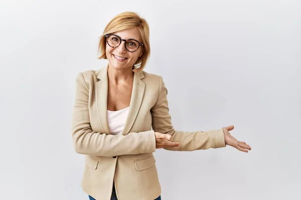 Medioevo Bionda Donna Affari Piedi Sfondo Isolato Invitando Entrare Sorridente — Foto Stock