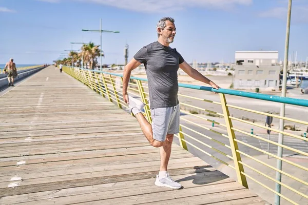 Hombre Hispano Mediana Edad Usando Ropa Deportiva Que Extiende Calle — Foto de Stock