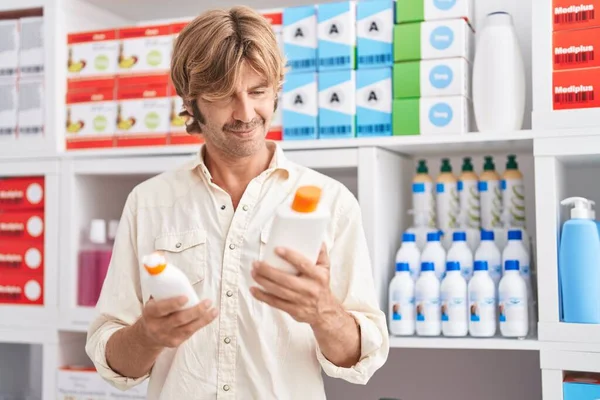 Young Man Customer Holding Sunscreen Bottles Pharmacy — Stock Photo, Image