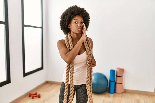 Afro Saçlı Genç Afro Amerikalı Kadın Spor Salonunda Savaş Ipleri — Stok fotoğraf