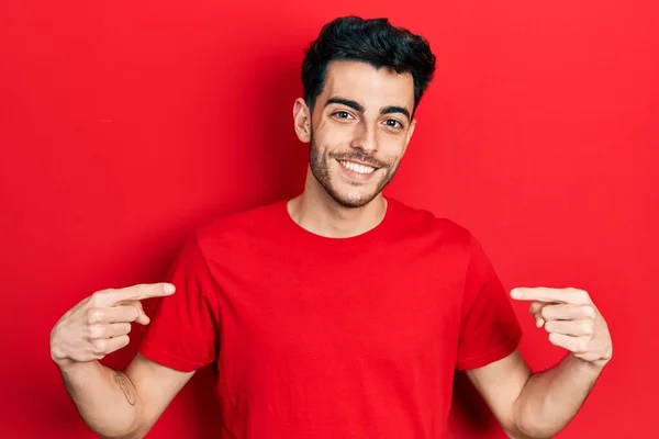 Joven Hombre Hispano Vistiendo Ropa Casual Mirando Confiado Con Sonrisa —  Fotos de Stock
