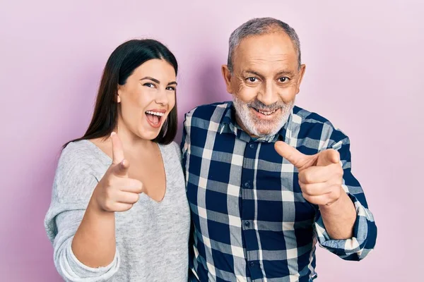 Hispanic Father Daughter Wearing Casual Clothes Pointing Fingers Camera Happy — Stockfoto