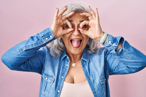 Middle Age Woman Grey Hair Standing Pink Background Doing Gesture — Stockfoto