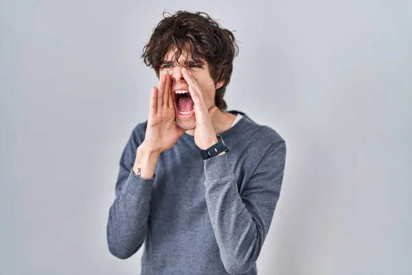 Young Man Standing Isolated Background Shouting Angry Out Loud Hands — Φωτογραφία Αρχείου