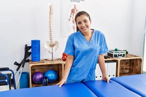 Young Hispanic Woman Wearing Physiotherapy Uniform Standing Sport Center — Stock Photo, Image