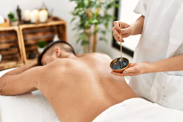 Young Hispanic Man Relaxed Having Skin Back Treatment Beauty Center — Stock Photo, Image