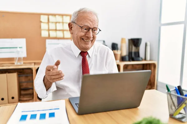 Senior Man Business Worker Having Video Call Office — Fotografia de Stock