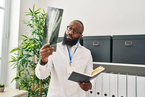 Ung Afrikansk Amerikan Man Bär Läkare Uniform Läsa Bok Tittar — Stockfoto