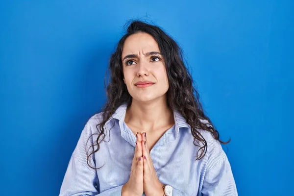 Fiatal Barna Áll Kék Háttér Koldulás Imádkozás Kéz Együtt Remény — Stock Fotó