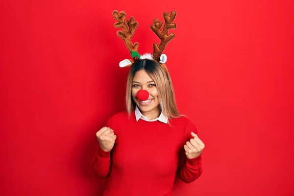 Hermosa Mujer Hispana Con Sombrero Navidad Ciervo Nariz Roja Emocionada —  Fotos de Stock