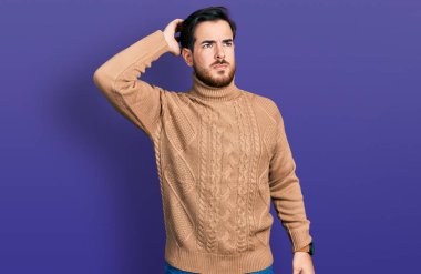 Gündelik kıyafetler giyen genç İspanyol adam soru sorup kafasını karıştırıyor. Şüpheyle kararsız, kafa kafaya düşünerek. Düşünceli kavram. 