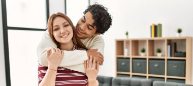 Mutlu gülümseyen ve sarılan genç çift..