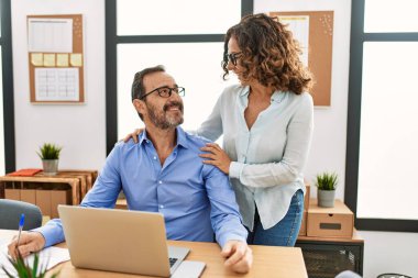Ofiste mutlu bir şekilde flört eden iki orta yaşlı iş adamı..