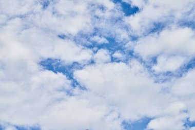 Güneşli bir günde bulutlu güzel mavi gökyüzü