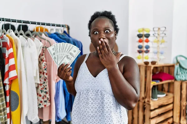 Mladá Africká Žena Držící Maloobchodě Dolarové Bankovky Zakrývající Ústa Rukou — Stock fotografie