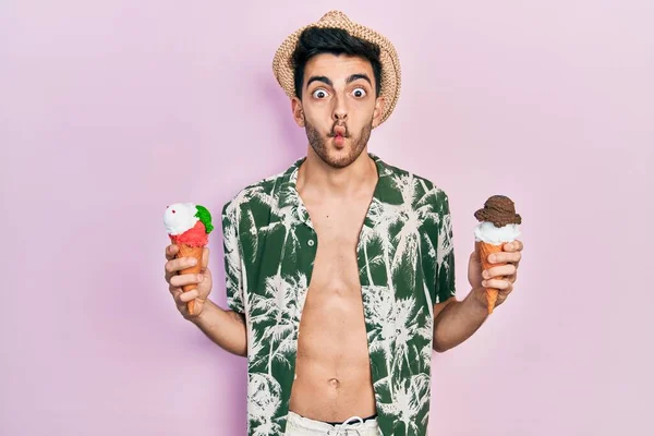 Yaz Stili Giyinmiş Genç Spanyol Adam Dondurma Tutuyor Balık Suratlı — Stok fotoğraf