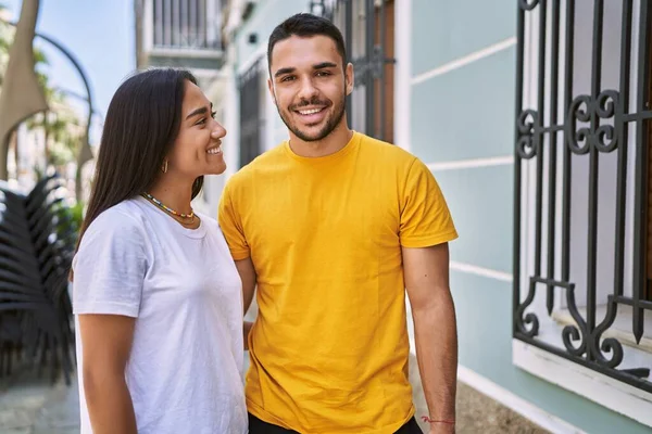 若いラテン語のカップル笑顔幸せと抱擁立って街で — ストック写真