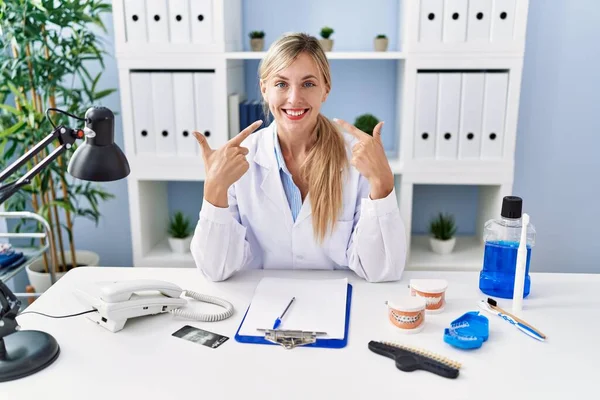 Mujer Rubia Joven Con Uniforme Dentista Señalando Con Los Dedos — Foto de Stock