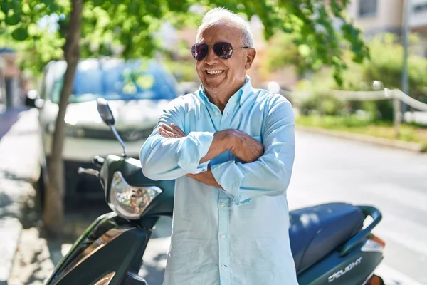 Senior Grey Haired Man Smiling Confident Standing Arms Crossed Gesture — Stockfoto