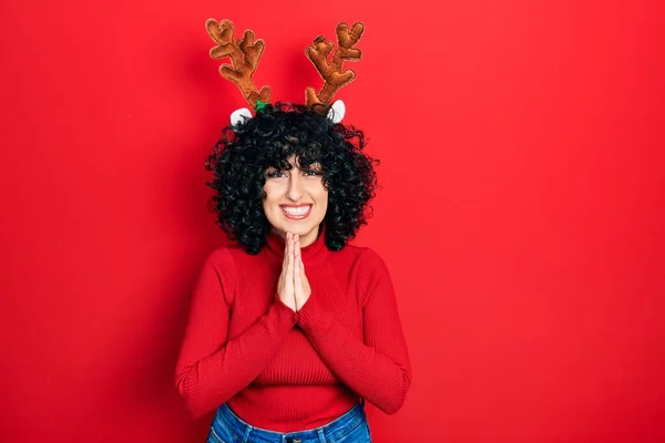 Young Middle East Woman Wearing Cute Christmas Reindeer Horns Praying — Photo