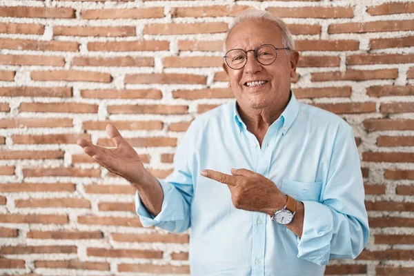 Senior Man Grey Hair Standing Bricks Wall Amazed Smiling Camera — 图库照片