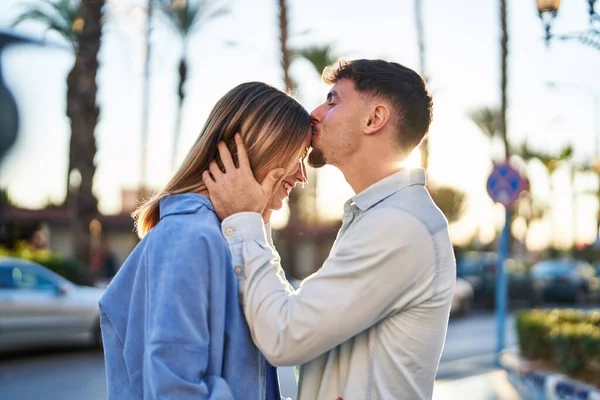 Joven Pareja Hombres Mujeres Abrazándose Besándose Pie Calle —  Fotos de Stock