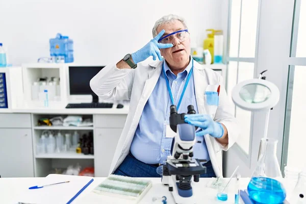 Homem Caucasiano Sênior Trabalhando Laboratório Cientistas Fazendo Símbolo Paz Com — Fotografia de Stock