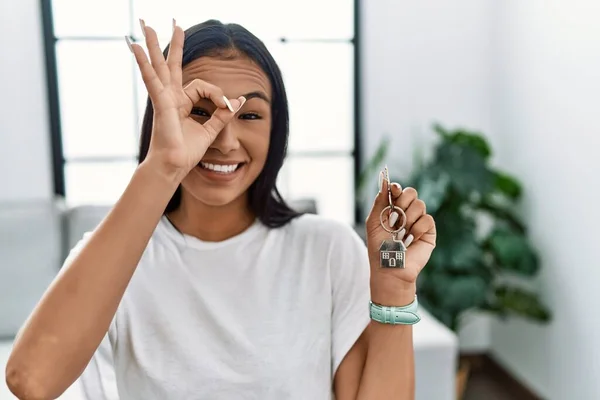 Mujer Hispana Joven Sosteniendo Las Llaves Nuevo Hogar Haciendo Buen —  Fotos de Stock