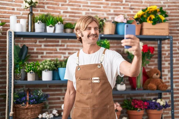 Jeune Homme Blond Fleuriste Faire Selfie Par Smartphone Boutique Fleurs — Photo