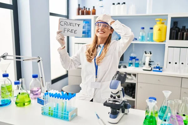 Ung Blond Forskare Kvinna Som Arbetar Grymhet Fri Laboratorium Stressad — Stockfoto