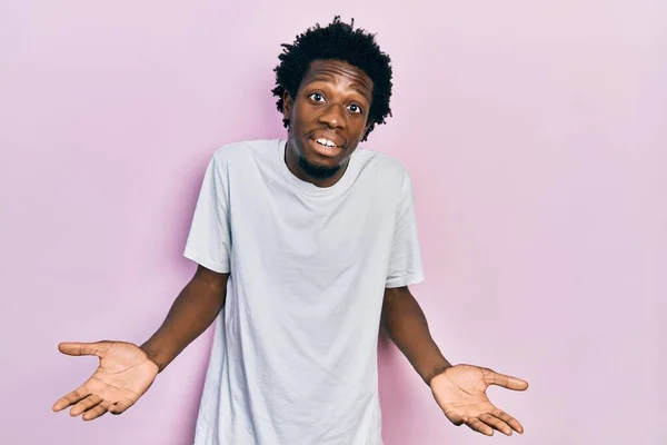 Hombre Afroamericano Joven Con Camiseta Blanca Casual Expresión Despistada Confusa — Foto de Stock
