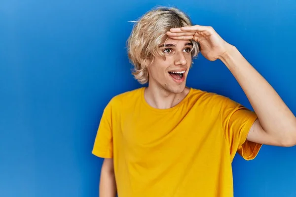 Joven Hombre Moderno Pie Sobre Fondo Azul Muy Feliz Sonriente —  Fotos de Stock