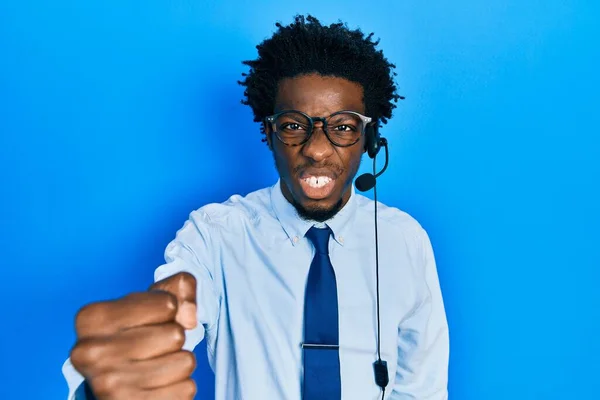 Νεαρός Αφροαμερικάνος Που Φοράει Ακουστικά Τηλεφωνικού Κέντρου Ενοχλημένος Και Απογοητευμένος — Φωτογραφία Αρχείου