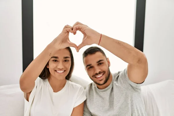 Jeune Couple Hispanique Faisant Symbole Cœur Avec Les Mains Assises — Photo