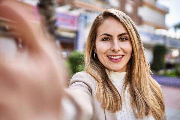 Jong Blond Vrouw Glimlachen Zelfverzekerd Maken Selfie Door Smartphone Straat — Stockfoto