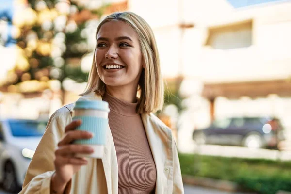 Joven Chica Rubia Sonriendo Feliz Bebiendo Llevar Café Ciudad — Foto de Stock