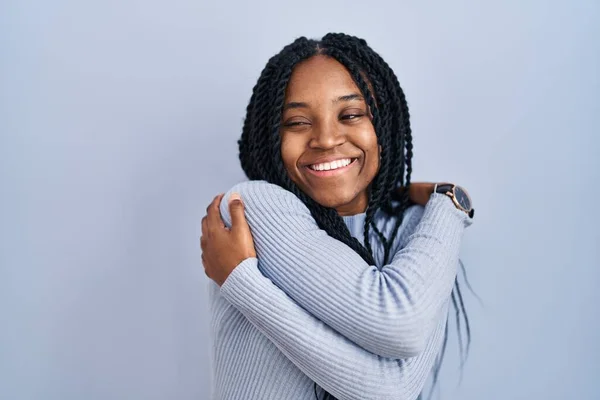 Африканская Американка Стоящая Синем Фоне Обнимая Себя Счастливой Позитивной Уверенно — стоковое фото