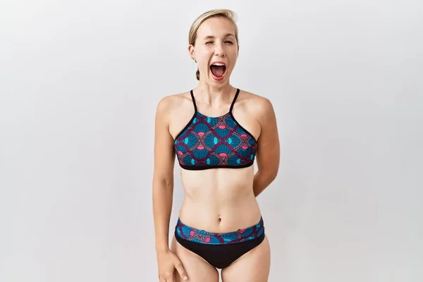 Young Blonde Woman Wearing Sporty Bikini Isolated Background Winking Looking — Foto Stock