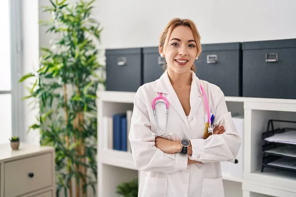 Mujer Joven Doctora Sonriendo Confiada Pie Con Los Brazos Cruzados —  Fotos de Stock