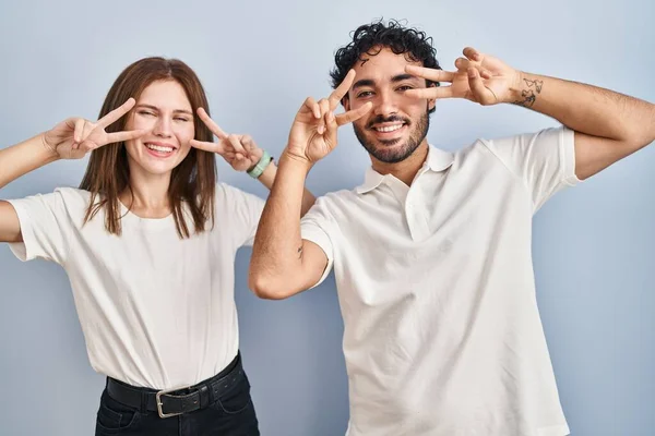 Young Couple Wearing Casual Clothes Standing Together Doing Peace Symbol — Foto Stock