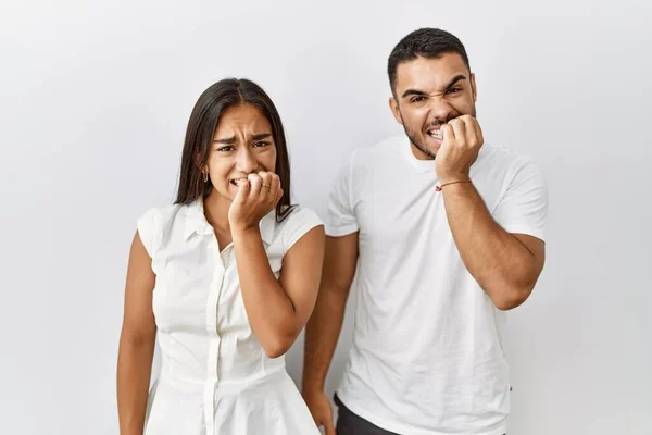 Jong Interraciaal Koppel Samen Staan Liefde Geïsoleerde Achtergrond Kijken Gestrest — Stockfoto