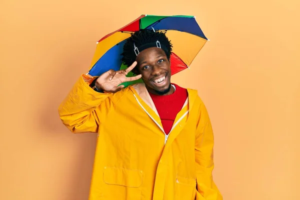 Jovem Afro Americano Vestindo Capa Chuva Amarela Fazendo Símbolo Paz — Fotografia de Stock