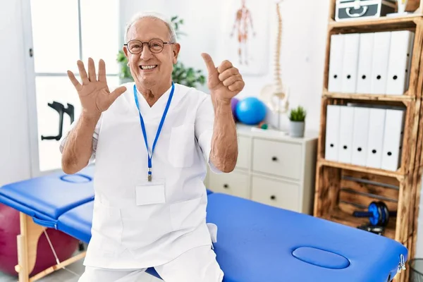 Senior Physiotherapy Man Working Pain Recovery Clinic Showing Pointing Fingers — Stockfoto