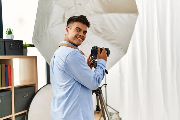 Jonge Spaanse Man Fotograaf Met Professionele Camera Fotostudio — Stockfoto
