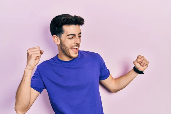 Jonge Spaanse Man Draagt Casual Shirt Dansen Gelukkig Vrolijk Glimlachend — Stockfoto