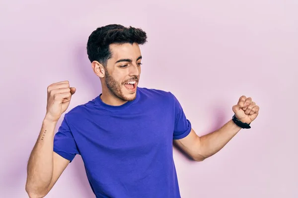 Joven Hombre Hispano Vistiendo Camiseta Casual Bailando Alegre Alegre Sonriente — Foto de Stock