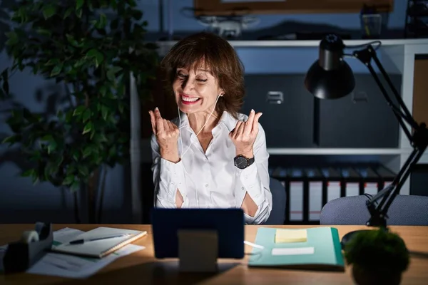Mujer Mediana Edad Que Trabaja Oficina Por Noche Haciendo Gesto —  Fotos de Stock