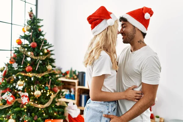 Young Couple Smiling Happy Romantic Attitude Wearing Christmas Hat Home — Stock Photo, Image