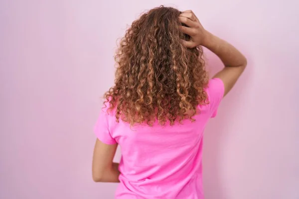 Jonge Blanke Vrouw Staan Roze Achtergrond Achteruit Denken Twijfel Met — Stockfoto