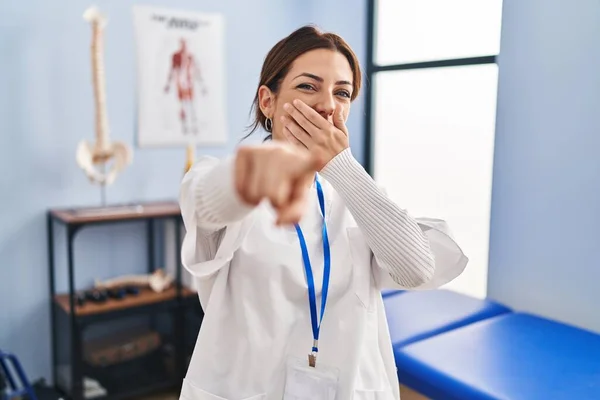 Jovem Morena Trabalhando Clínica Recuperação Dor Rindo Você Apontando Dedo — Fotografia de Stock